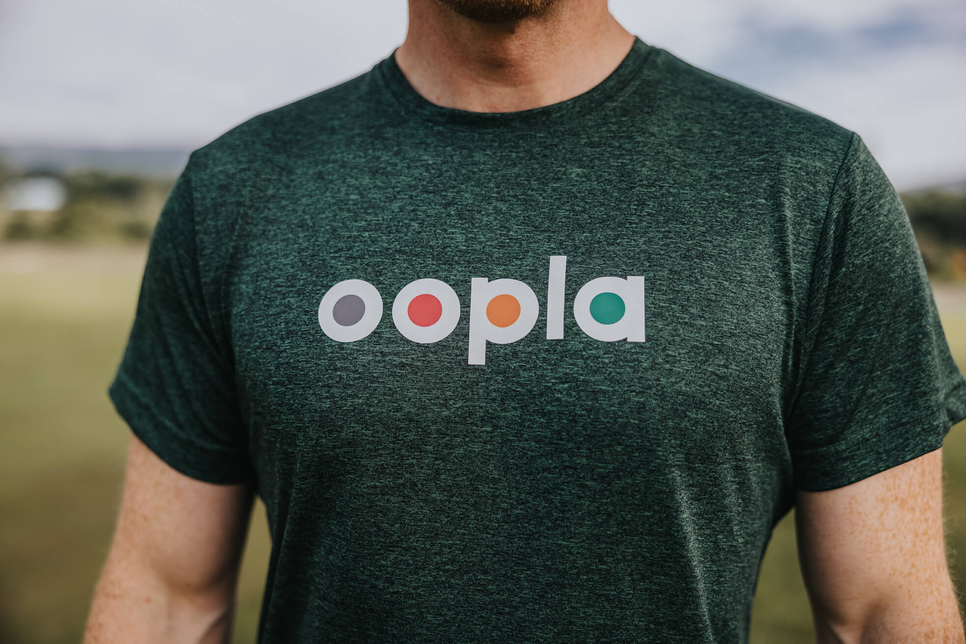Support to Perform’s CEO Jonny Bloomfield models an Oopla t-shirt. 